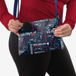 FOCO New England Patriots Logo Love Crossbody Purse -Fashion General Store BGNFLTLECRSBNP g3