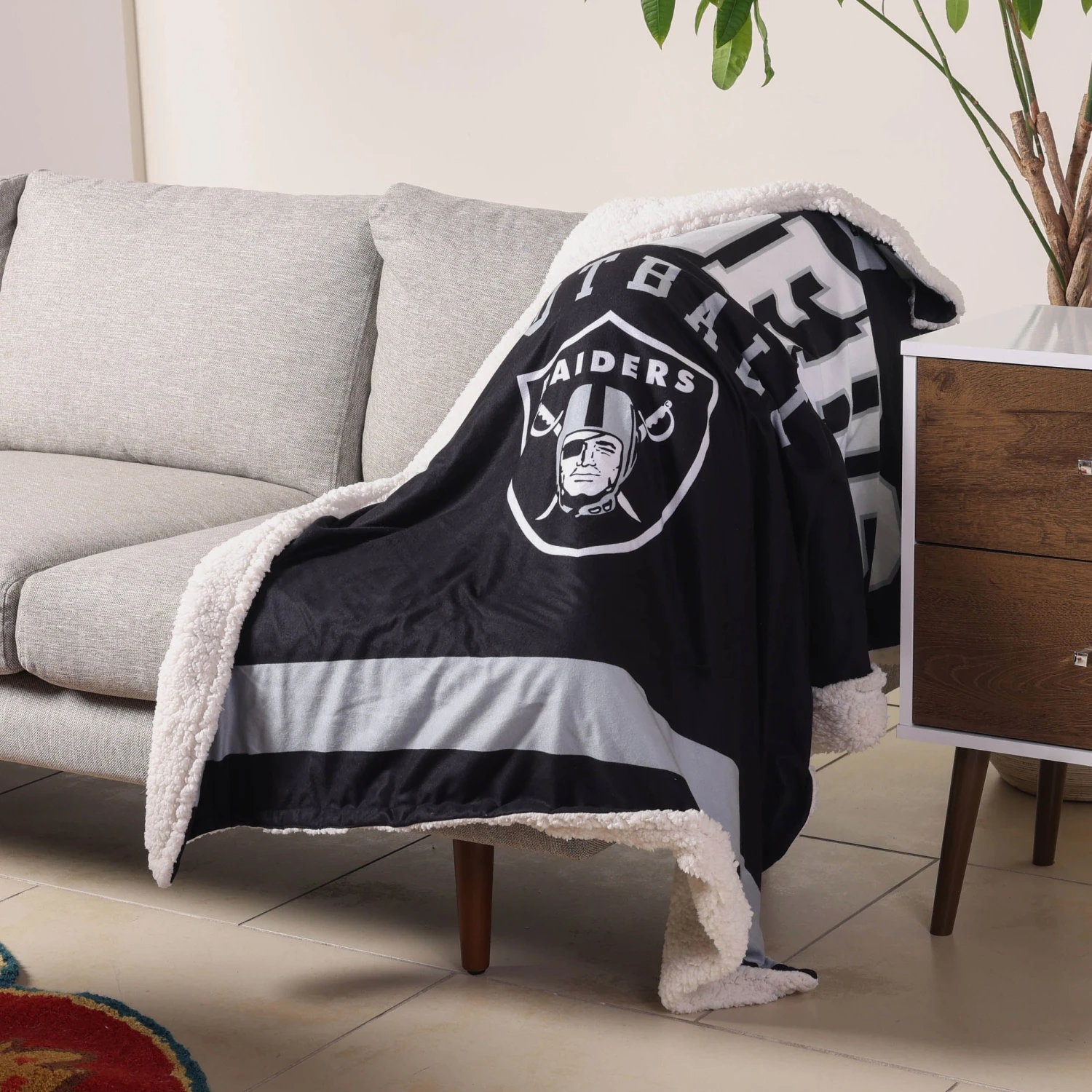FOCO Las Vegas Raiders Team Property Sherpa Plush Throw Blanket 2 FOCO Las Vegas Raiders Team Property Sherpa Plush Throw Blanket - Image 2