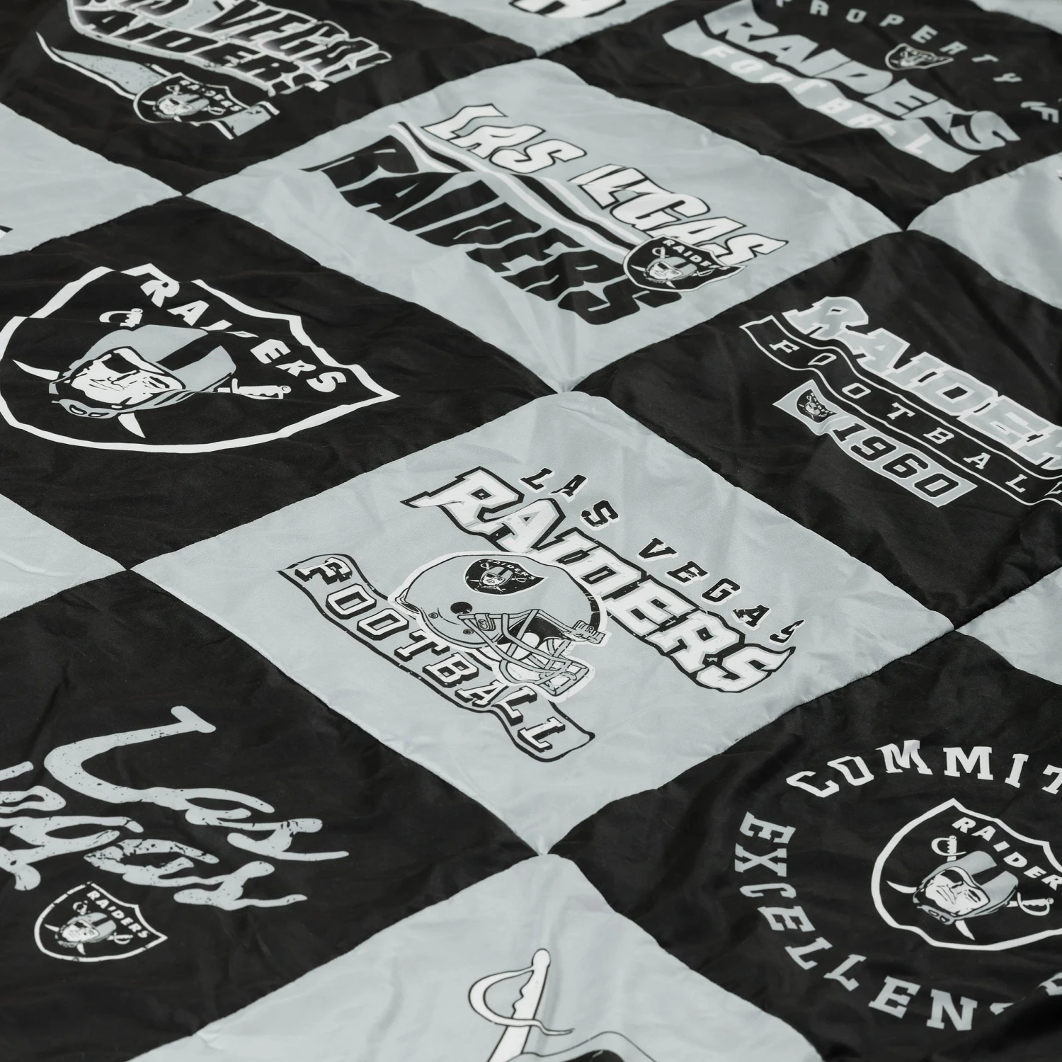 FOCO Las Vegas Raiders Team Pride Patches Quilt 5 FOCO Las Vegas Raiders Team Pride Patches Quilt - Image 5